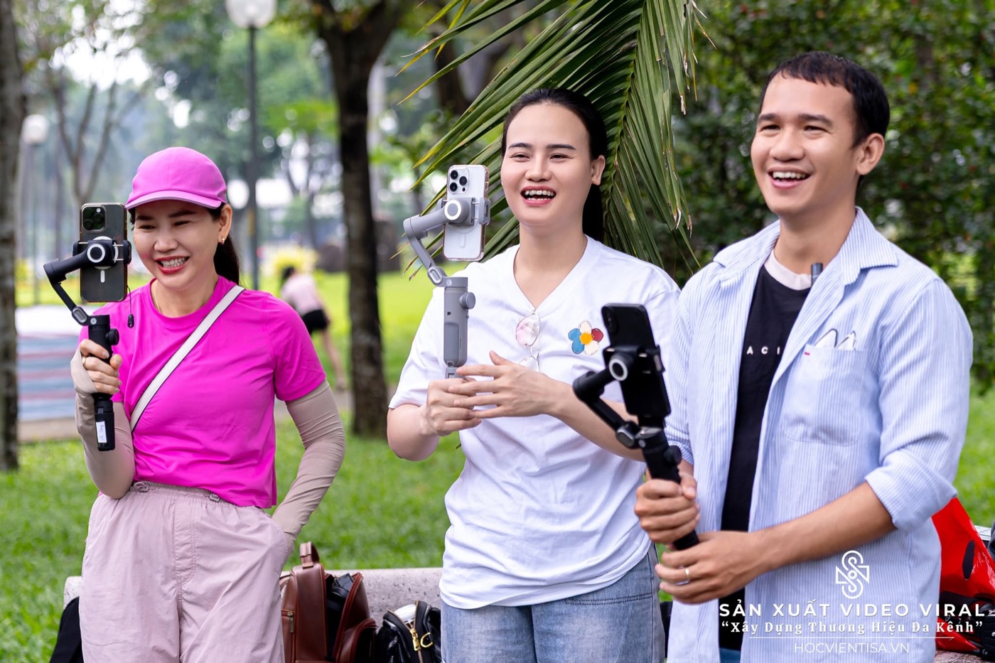 Học viên nhận chứng nhận sau buổi đào tạo tại Học viện TISA