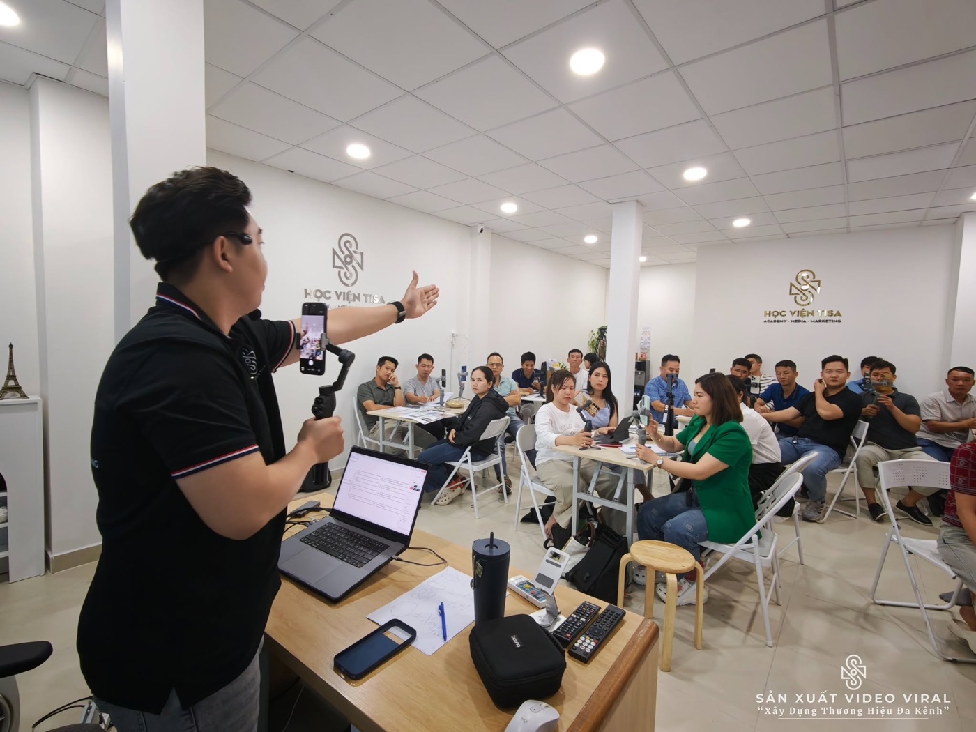 Giảng viên hướng dẫn học viên thao tác quay thực tế