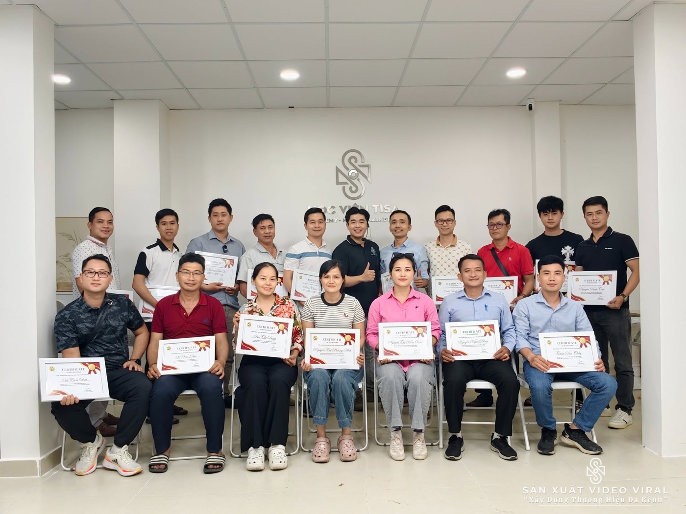 Học viên thực hành với thiết bị trong studio