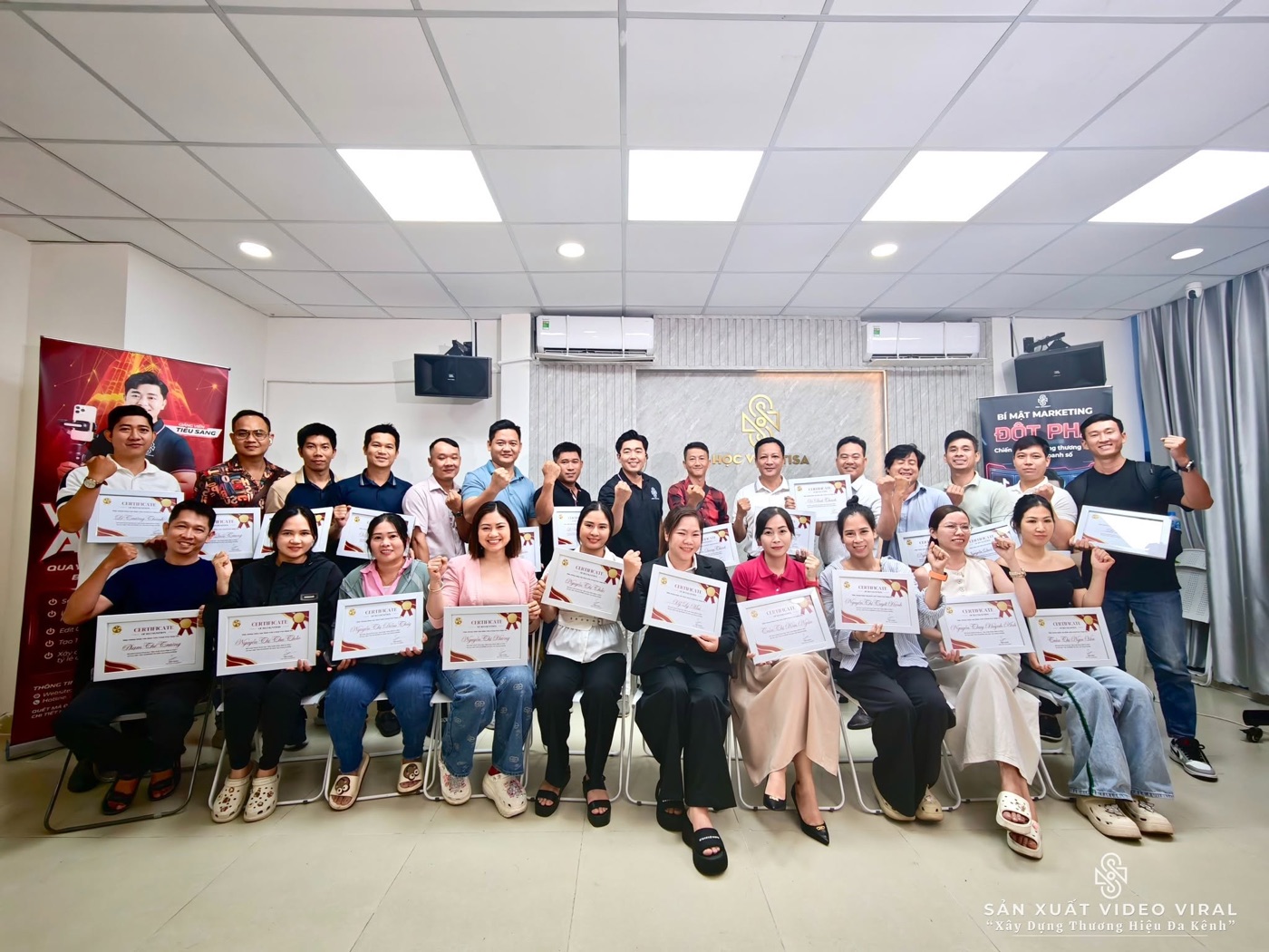 Giảng viên Tiêu Sang hướng dẫn học viên trong lớp