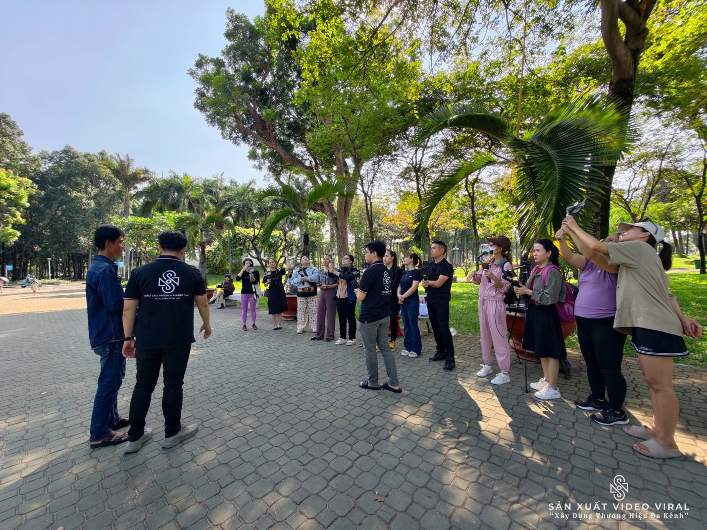 Học viên thực hành quay dựng trong lớp