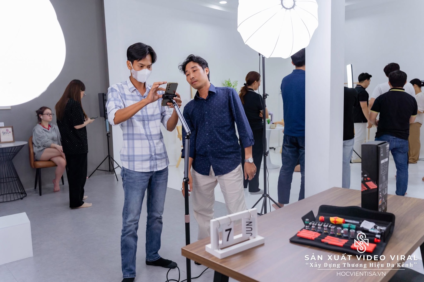 Thực hành quay video ngoài trời cùng giảng viên