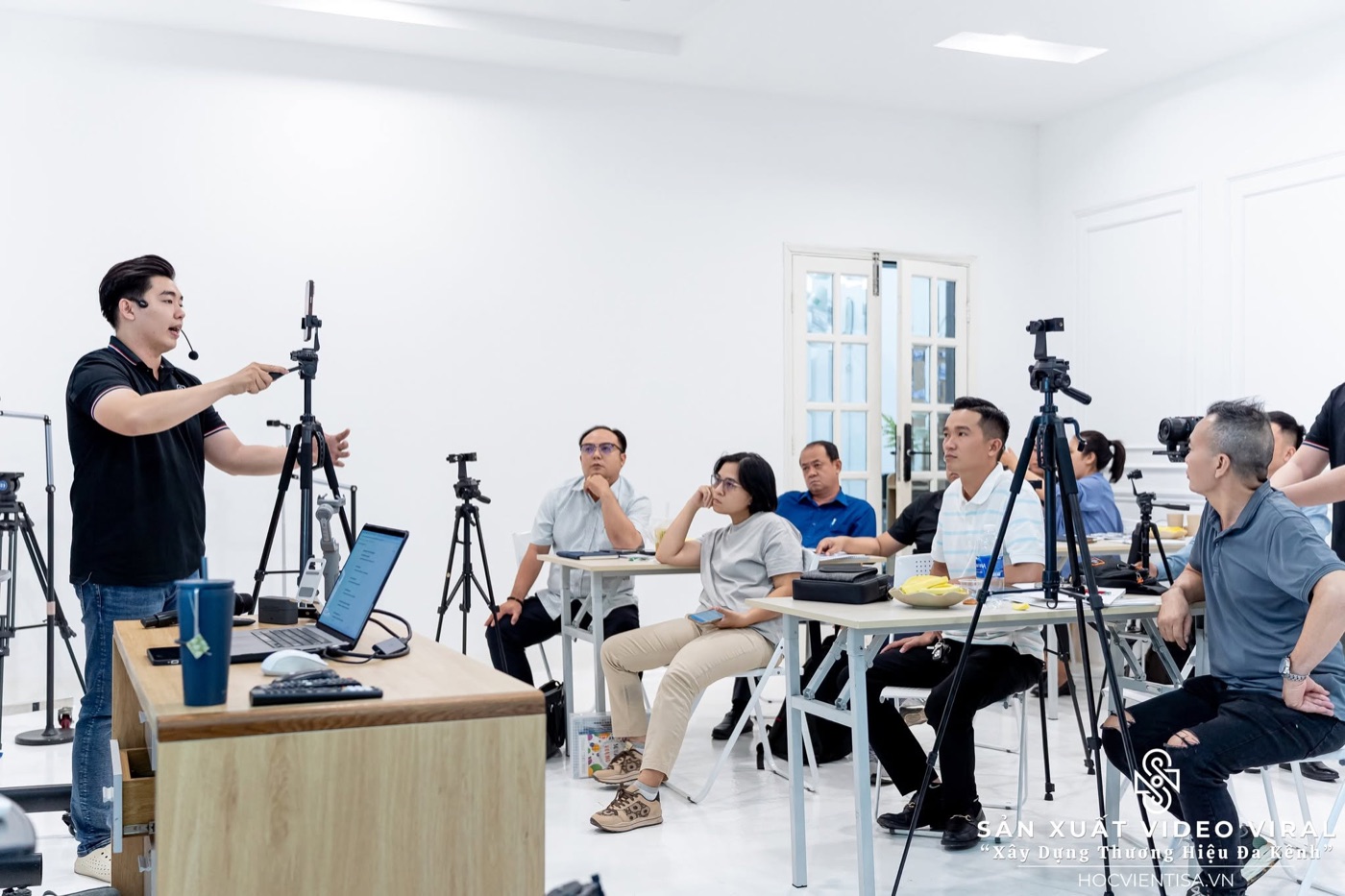 Giảng viên hướng dẫn sử dụng thiết bị quay